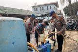 Polresta Sorong Kota salurkan 1.500 liter air bersih bagi Warga Doom
