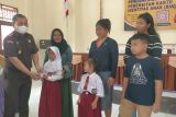 Kejari Singkawang salurkan lebih dari 1.000 KIA kepada siswa SD