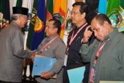 Gubernur Serahkan Bantuan