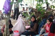 Ibu Ajak Anak Protes Lahan Oiltanking