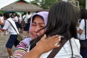 Peluk Anak yang Lulus UN