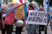 Kaum Ibu Ikut Demo BBM