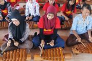 Bermain Musik Tradisional