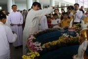 Ritual Waisak di Batam/Larno