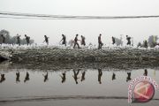 Hujan deras landa Beijing, tempat wisata tutup, warga dievakuasi