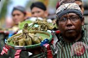 Kirab gunungan ketupat