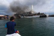 Kapal Penumpang Terbakar