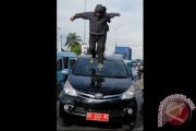 AKSI TAHAN MOBIL DINAS