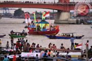 Lomba Kapal Hias dan Bidar