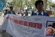 Aksi Tuntut Hukum Akil