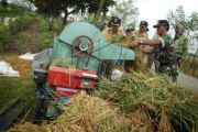 TNI BANTU PETANI