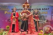 Modifikasi pakaian adat