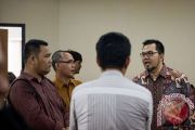 Menunggu waktu sidang