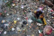 Penumpukan sampah anak sungai 