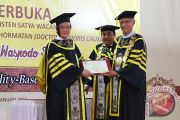 SUDHAMEK AWS RAIH GELAR DOKTOR HONORIS CAUSA