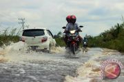 Jalan Trans Kalimantan Putus Karena Banjir