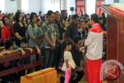 Prosesi Cium Salib di Jumat Agung