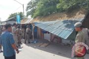 POL PP BONGKAR KIOS MELANGGAR
