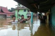 Polisi Katingan Evakuasi Korban Banjir