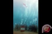 PENGIBARAN BENDERA BAWAH LAUT