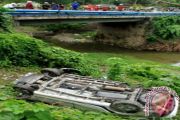 MOBIL TERJUN KE SUNGAI