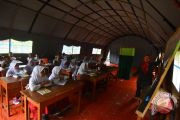 Belajar Mengajar Di Tenda Darurat
