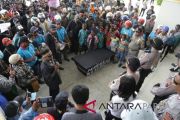 Seribuan guru usung peti mati ke kantor Bupati Mimika