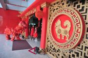 Barongsai berintegrasi dengan pengunjung restoran
