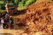 Longsor jalan Trans Sulawesi