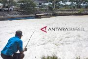 Memancing Ikan di Sungai Penuh Busa