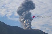 GUNUNG MERAPI SEMBURKAN ABU VULKANIK