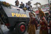 NIKAH BARENG DI ATAS MOBIL PANSER