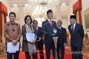 PRESIDEN TANDA TANGANI PP PEMBERIAN THR