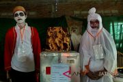 Petugas KPPS berbusana hantu