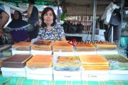 Penjual kue basah tradisional musiman di pasar cinde