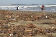 Pantai Dipenuhi Sampah