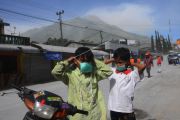 Relawan bagikan masker