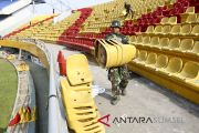 TNI Perbaiki Kursi Stadion GSJ