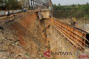 Perbaikan jembatan Cipamingkis Bekasi