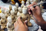 Kerajinan miniatur patung Buddha