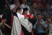Jokowi dan Prabowo berpelukan di Asian Games