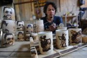 Kerajinan gelas berbahan bambu