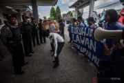 BURUH DIY TUNTUT UPAH LAYAK