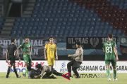 Suporter Masuki Lapangan Pertandingan