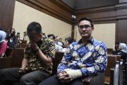 ZUMI ZOLA DITUNTUT DELAPAN TAHUN