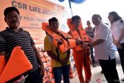 PENYERAHAN JAKET PELAMPUNG UNTUK PELAYARAN RAKYAT
