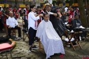 Presiden ikuti potong rambut massal