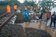 Longsor batuan alas lintasan rel kereta api