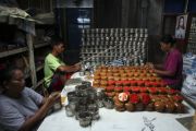 Produksi kue keranjang