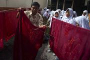 Praktek membatik